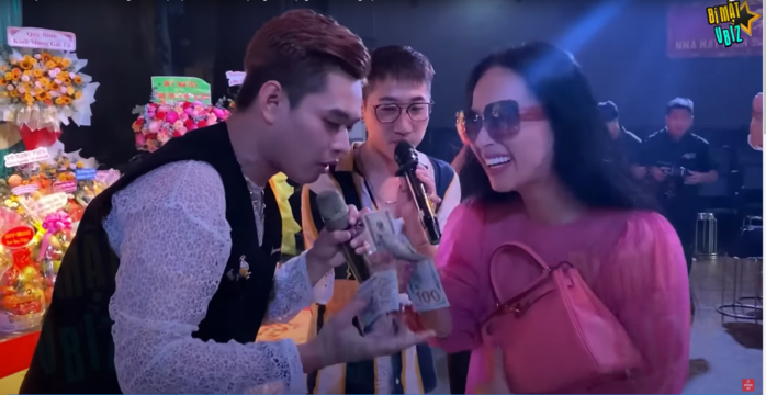 Dư âm giỗ Tổ nghề: Hoài Linh hát bolero remix quậy cùng dàn nghệ sĩ
