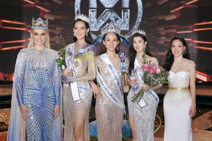 Đứng cạnh Miss Intercontinental, Á hậu 1m85 vẫn tỏa sáng