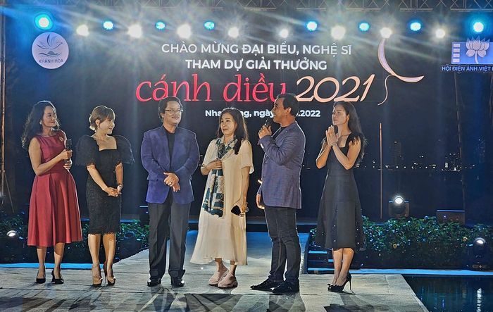 Cánh Diều Vàng 2021: Việt Hương đeo nhẫn 6 tỷ, Hà Phương như nàng xuân