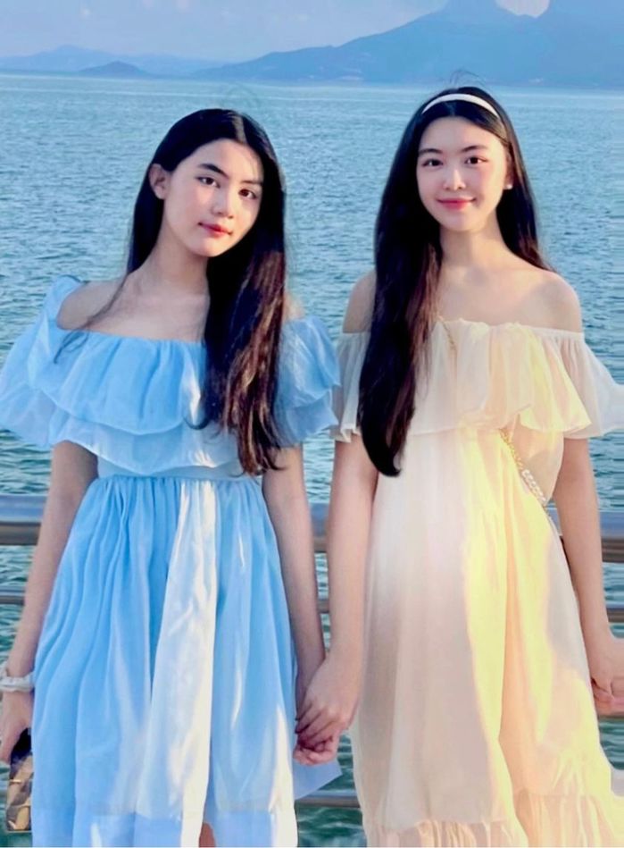 Hai công chúa nhà Quyền Linh gấp đôi xinh đẹp khi cùng khoe chân dài