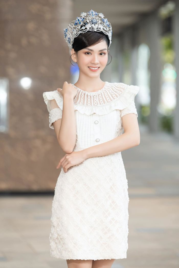 Hết đấu giá vương miện, Mai Phương còn đến thăm nghệ sĩ Mạc Can