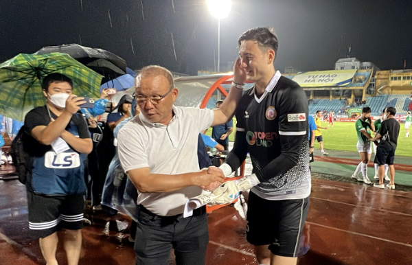 HLV Park Hang Seo dầm mưa đứng đợi trò cưng Lâm Tây kết thúc trận đấu