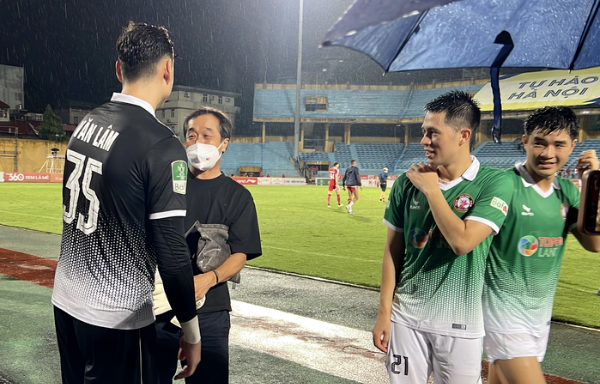 HLV Park Hang Seo dầm mưa đứng đợi trò cưng Lâm Tây kết thúc trận đấu
