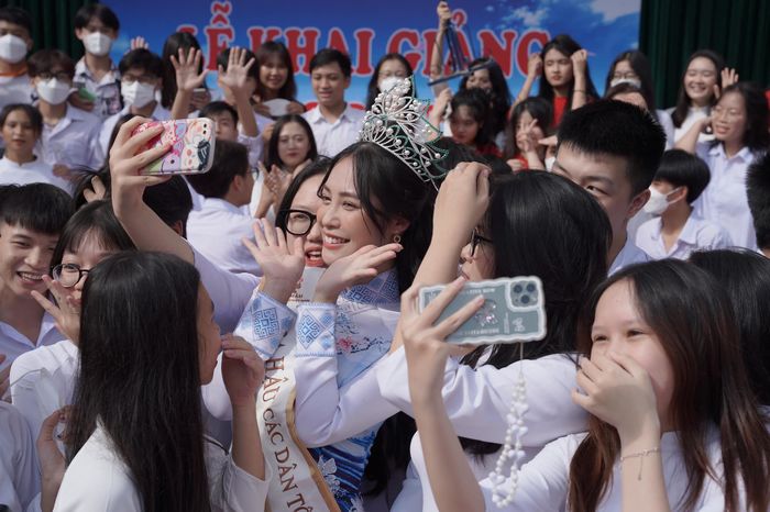 Hoa hậu Nông Thuý Hằng hoạt động tích cực sau 2 tháng đăng quang