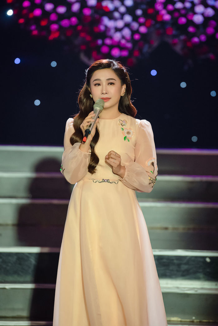 Học hỏi bí quyết làm đẹp ở tuổi U40 của MC Anh Thơ