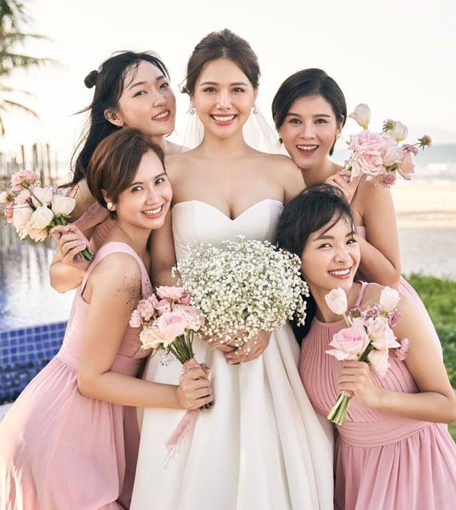 Hội bạn thân mỹ nữ của Vbiz: Chị chị em em của Chi Pu xinh và lầy