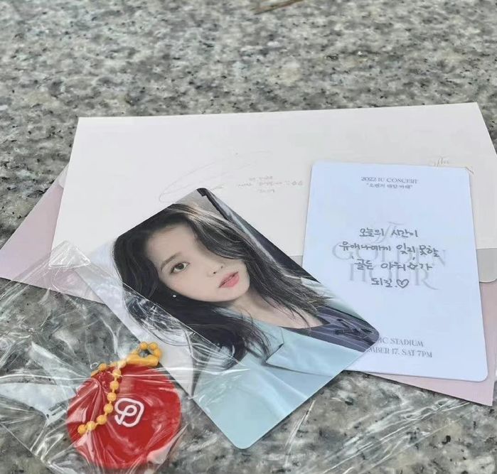 Idol Kpop tâm lý, lo cho fan: IU, BLACKPINK tặng quà vừa xinh, xịn