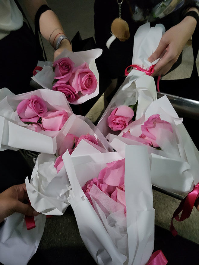 Idol Kpop tâm lý, lo cho fan: IU, BLACKPINK tặng quà vừa xinh, xịn