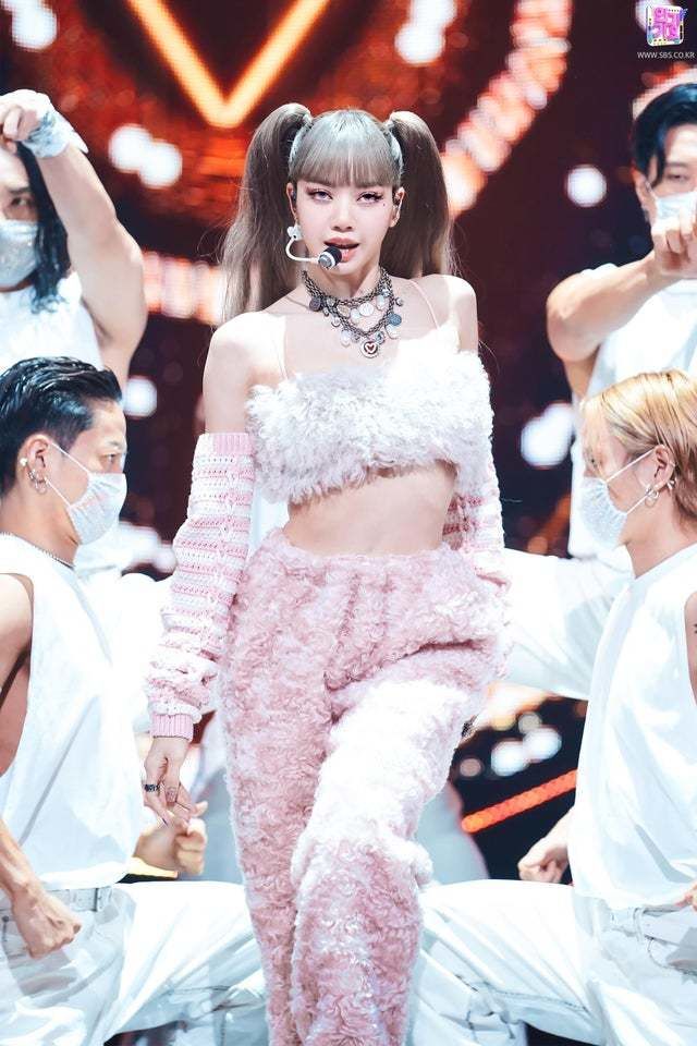 Khi idol Kpop bị ghẻ lạnh: YG quên kèm tên Lisa, SM bỏ quên Doyoung