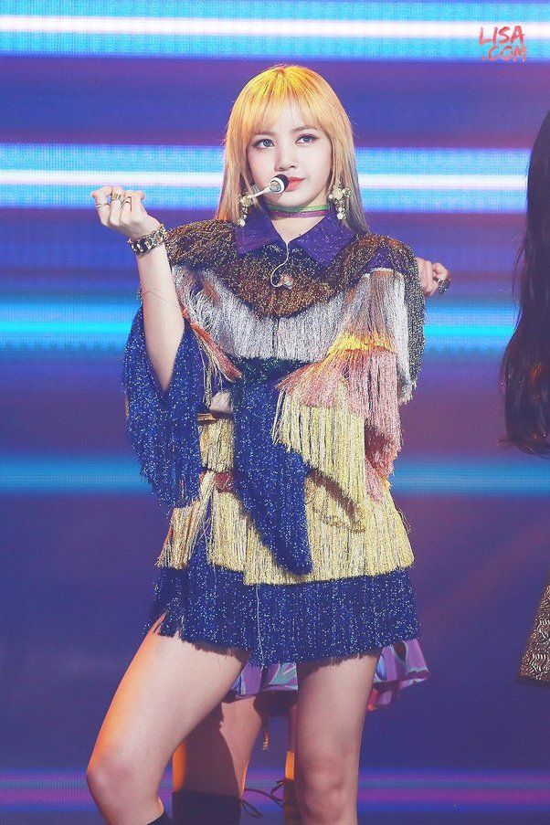 Khi idol Kpop bị ghẻ lạnh: YG quên kèm tên Lisa, SM bỏ quên Doyoung