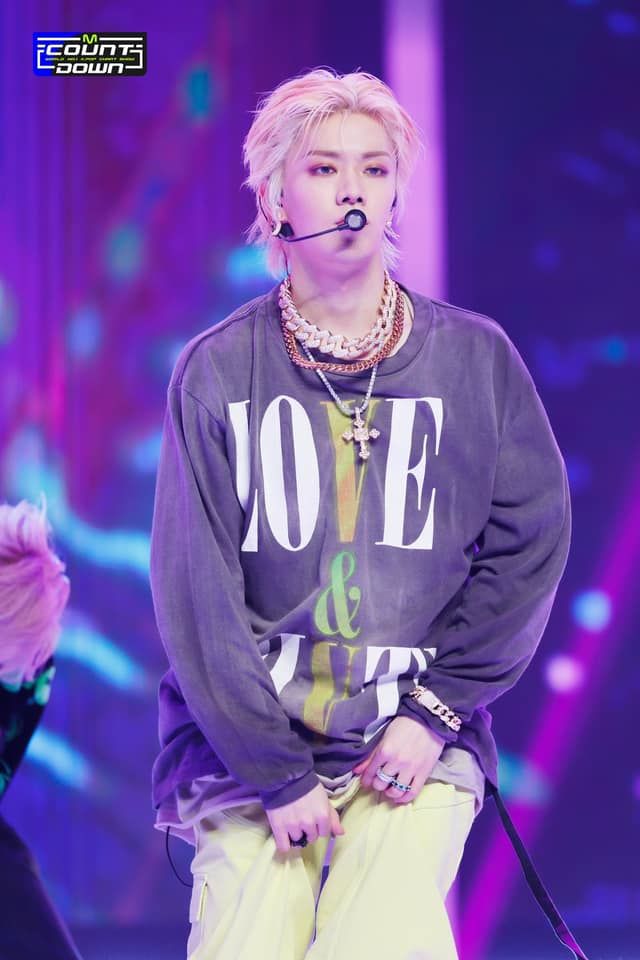 Khi idol Kpop bị ghẻ lạnh: YG quên kèm tên Lisa, SM bỏ quên Doyoung