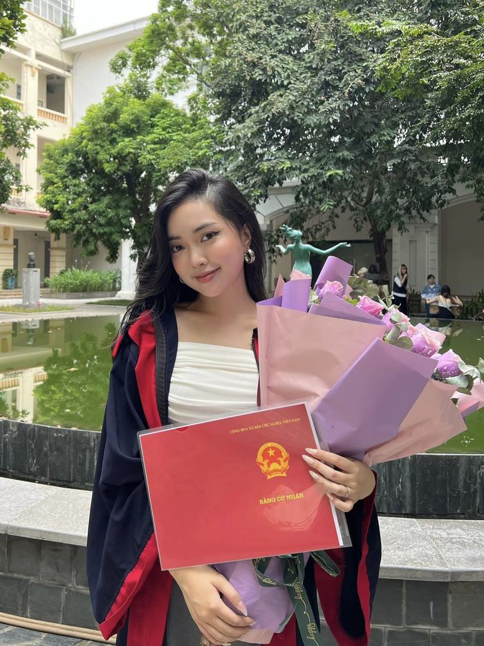 Khoe ảnh tốt nghiệp Đại học, vợ Hà Đức Chinh bị chồng cầu thủ “khịa”