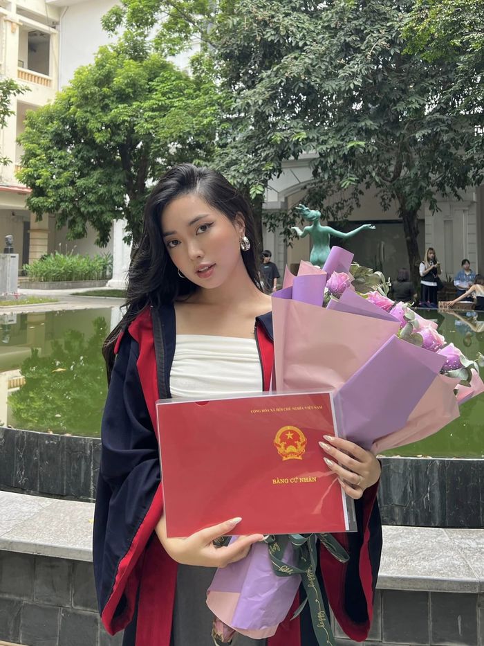 Khoe ảnh tốt nghiệp Đại học, vợ Hà Đức Chinh bị chồng cầu thủ “khịa”