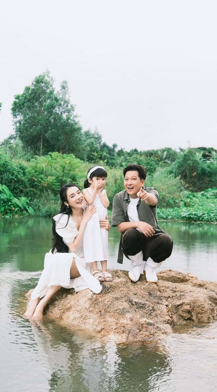 Khung hình gia đình Trường Giang gây sốt: Bé Destiny chiếm spotlight