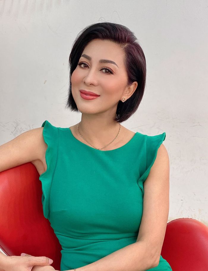Làm phù dâu đám cưới, MC Nguyễn Cao Kỳ Duyên bị nhầm là cô dâu