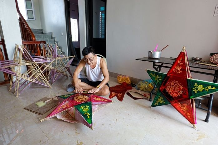Làng nghề làm đèn Trung thu lớn nhất cả nước: Mỗi ngày cho ra 500 cái