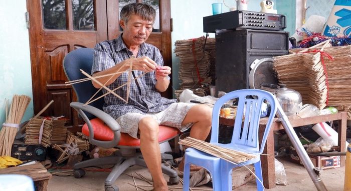 Làng nghề làm đèn Trung thu lớn nhất cả nước: Mỗi ngày cho ra 500 cái