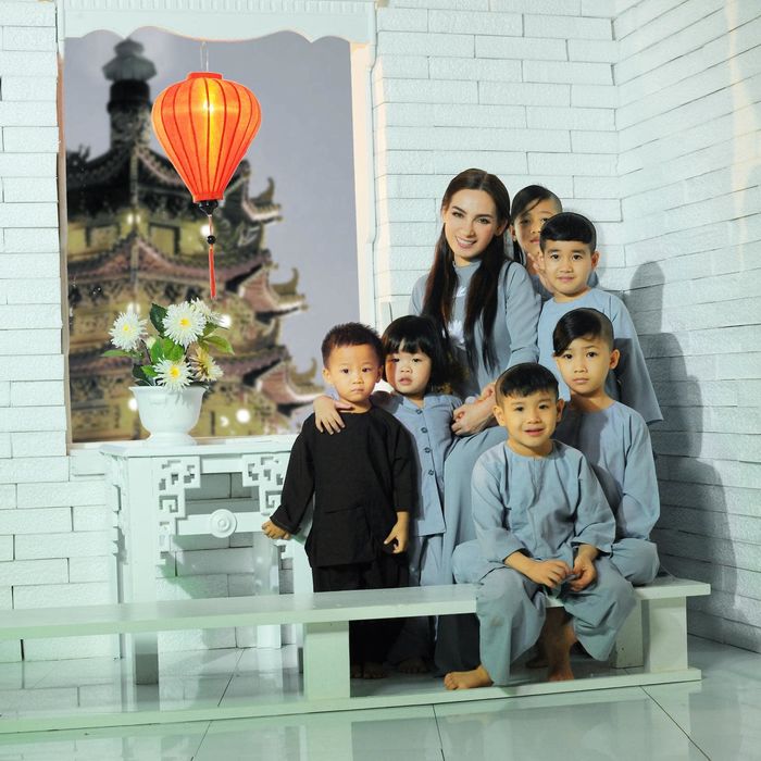 Lễ giỗ đầu của ca sĩ Phi Nhung: Dàn con nuôi nghẹn ngào tri ân mẹ