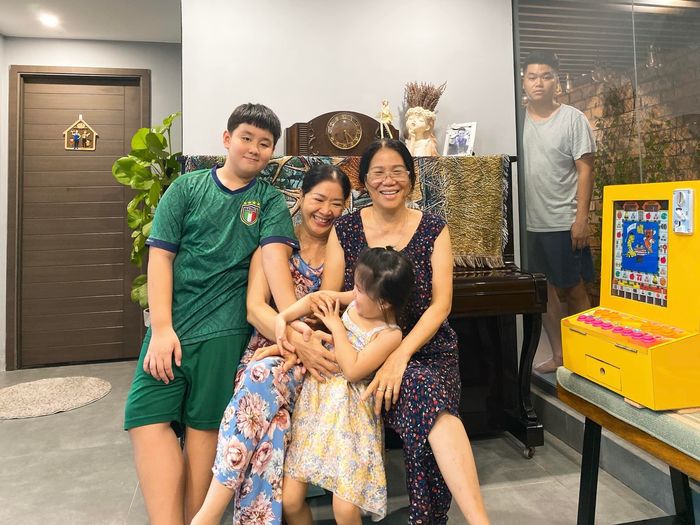 Lê Phương mừng sinh nhật quý tử đúng 2/9: Mẹ chồng cũng có mặt