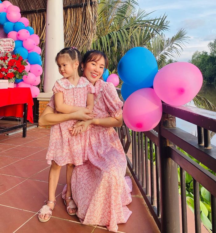 Lê Phương mừng sinh nhật quý tử đúng 2/9: Mẹ chồng cũng có mặt