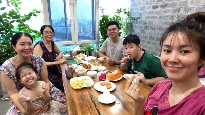 Lê Phương mừng sinh nhật quý tử đúng 2/9: Mẹ chồng cũng có mặt