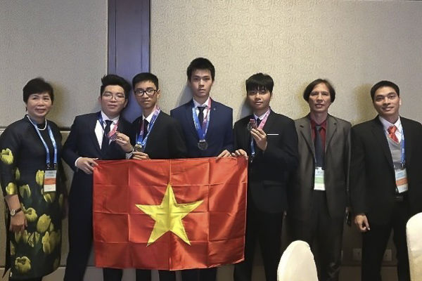 Lò đào tạo thủ khoa có 104 học sinh đạt IELTS trên 7.0