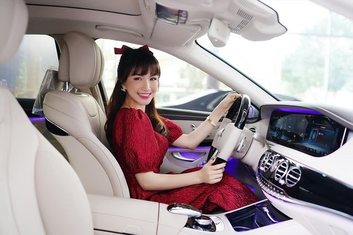 Hoà Minzy giàu nhất gia đình Hoa Dâm Bụt: Ủng hộ miền Trung 300 triệu