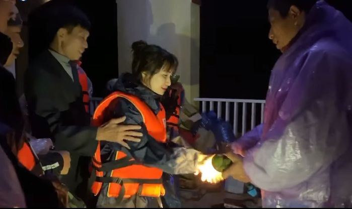 Hoà Minzy giàu nhất gia đình Hoa Dâm Bụt: Ủng hộ miền Trung 300 triệu