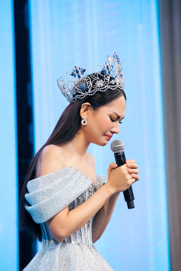 Hoa hậu Mai Phương được tặng lại vương miện sau màn đấu giá 3 tỷ đồng