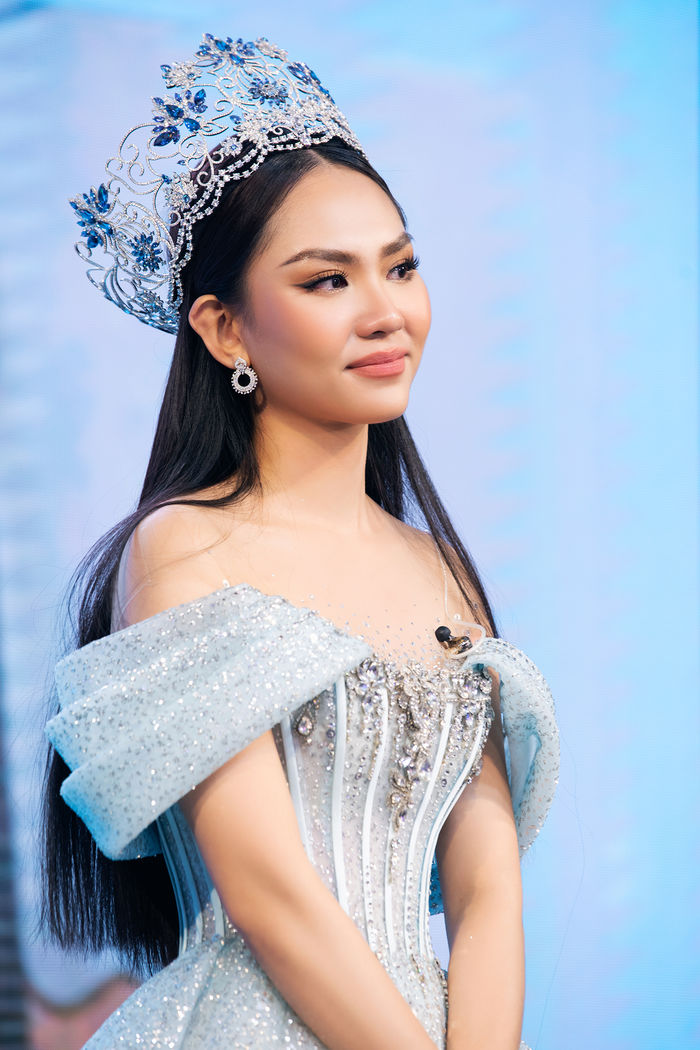 Hoa hậu Mai Phương được tặng lại vương miện sau màn đấu giá 3 tỷ đồng