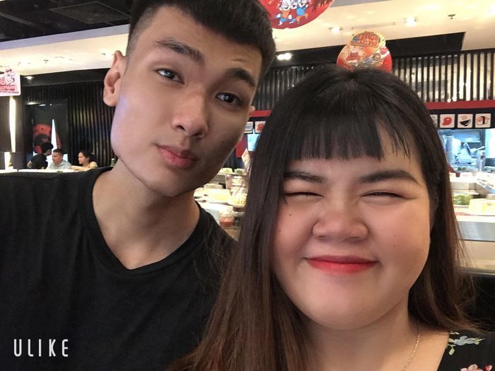 Màn cầu hôn của cặp đũa lệch làng bóng rổ, cô gái khóc trên sân bóng