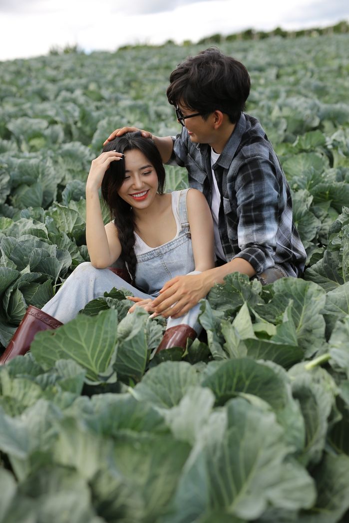 Muôn kiểu ảnh cưới: Cặp đôi Gen-Z chụp tại vườn bắp cải 8.000m2