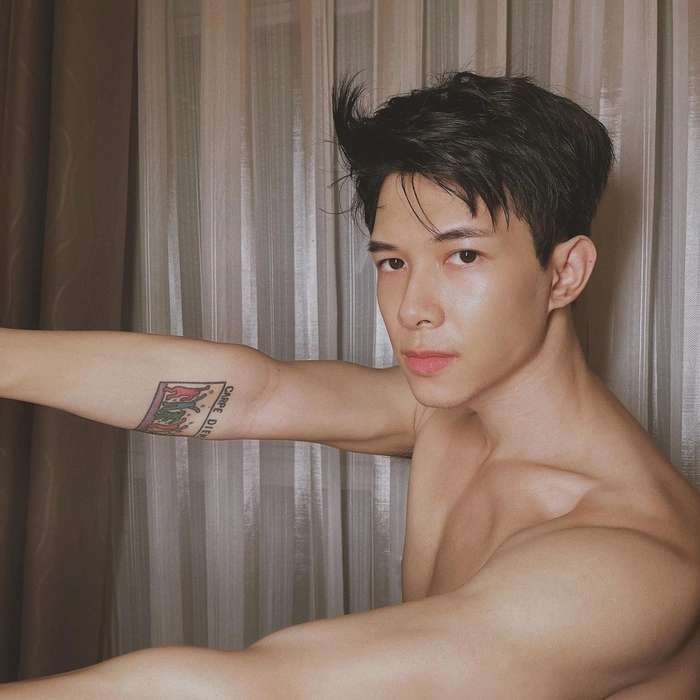 Mỹ nam Vbiz khoe body 6 múi: Song Luân khiến hội chị em phát cuồng