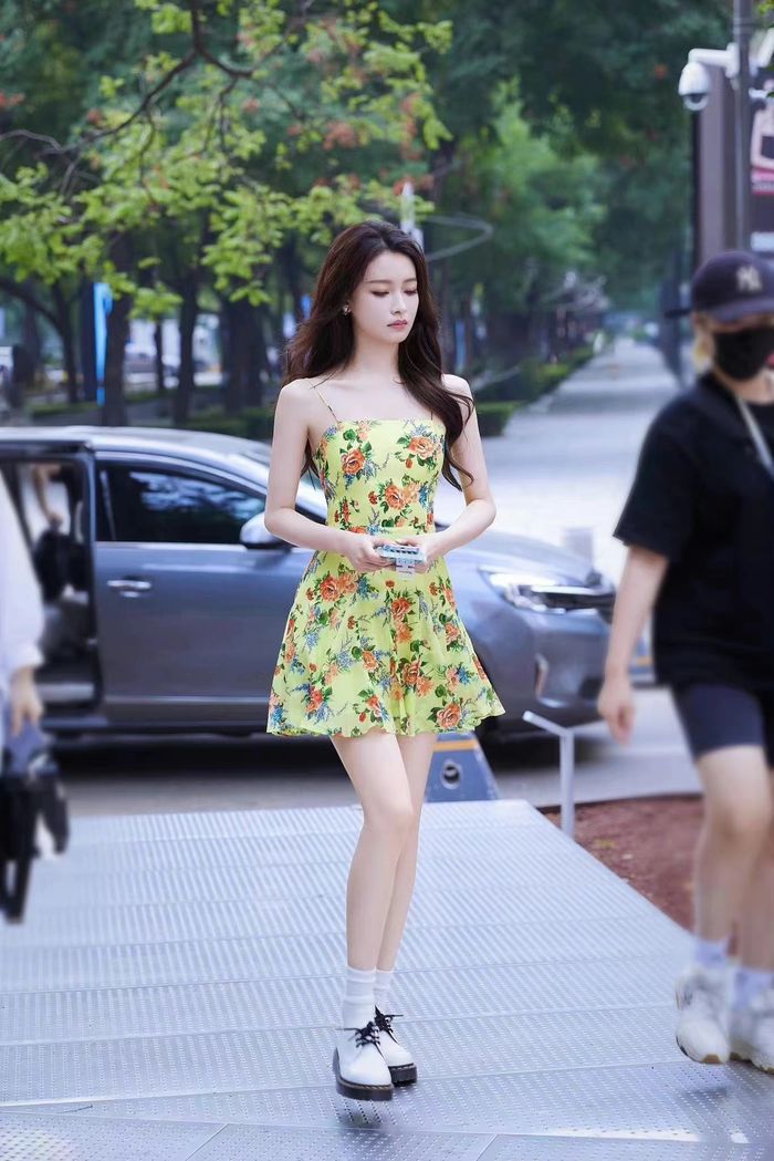 Mỹ nhân Cbiz nhìn chân cũng đã mê: Quan Hiểu Đồng lên cả hot search