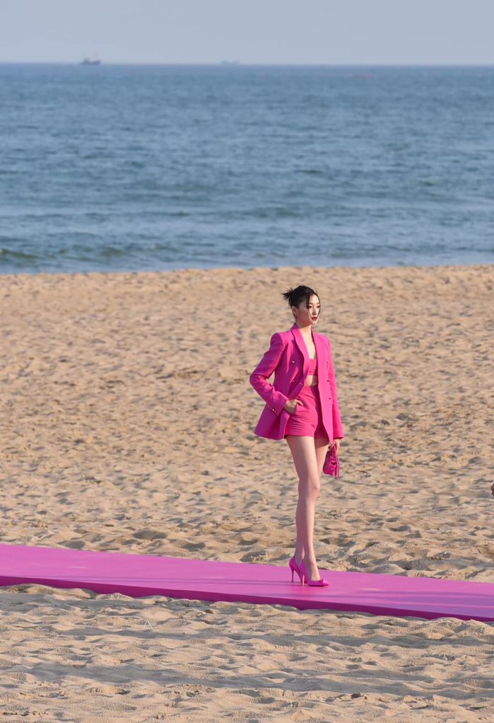 Mỹ nhân Cbiz nhìn chân cũng đã mê: Quan Hiểu Đồng lên cả hot search