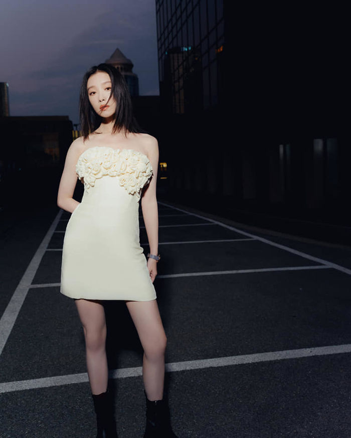 Mỹ nhân Cbiz nhìn chân cũng đã mê: Quan Hiểu Đồng lên cả hot search