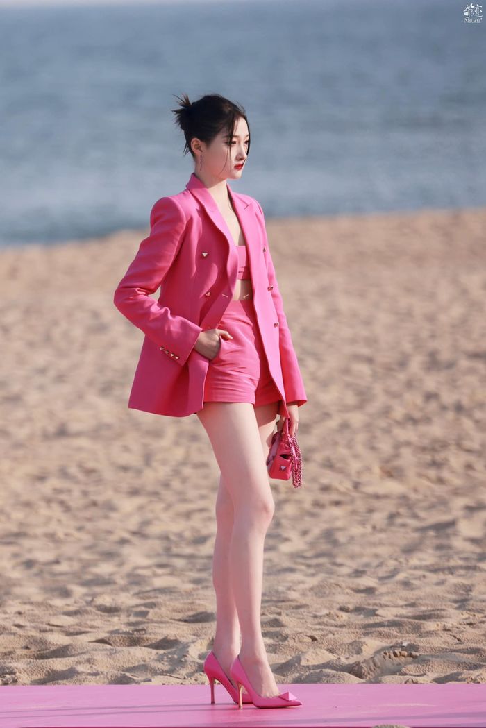 Mỹ nhân Cbiz nhìn chân cũng đã mê: Quan Hiểu Đồng lên cả hot search