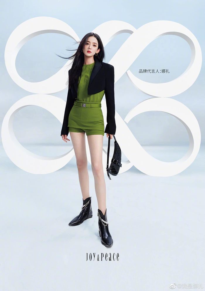 Mỹ nhân Cbiz nhìn chân cũng đã mê: Quan Hiểu Đồng lên cả hot search