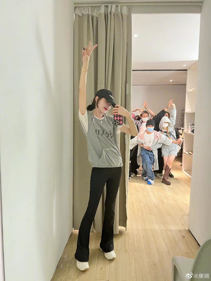 Mỹ nhân Cbiz nhìn chân cũng đã mê: Quan Hiểu Đồng lên cả hot search