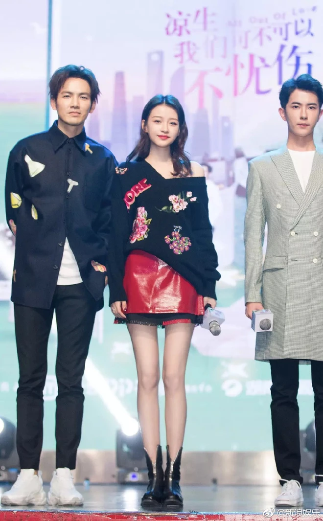 Mỹ nhân Cbiz nhìn chân cũng đã mê: Quan Hiểu Đồng lên cả hot search