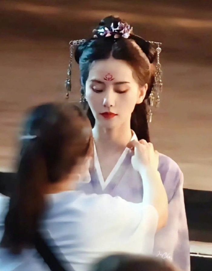 Mỹ nhân Cbiz và ảnh chụp hậu trường: Lưu Thi Thi, Trần Đô Linh đẹp mê