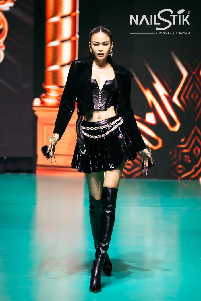 Mỹ nhân làm cô giáo dạy catwalk: Hương Ly, Hoàng Phương chuyên nghiệp