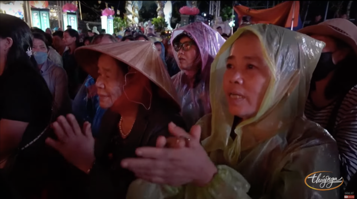 Nghệ sĩ Việt cùng khán giả đội mưa giỗ đầu cố ca sĩ Phi Nhung