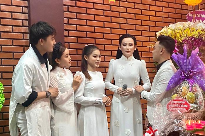 Nghệ sĩ Việt cùng khán giả đội mưa giỗ đầu cố ca sĩ Phi Nhung