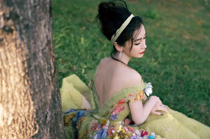 Người đẹp Cbiz sở hữu xương cánh bướm: Nhiệt Ba mong manh, yêu kiều