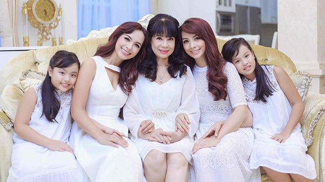 Nhan sắc của mẹ vợ sao Việt: Mẹ vợ Mạc Văn Khoa vừa trẻ lại sang