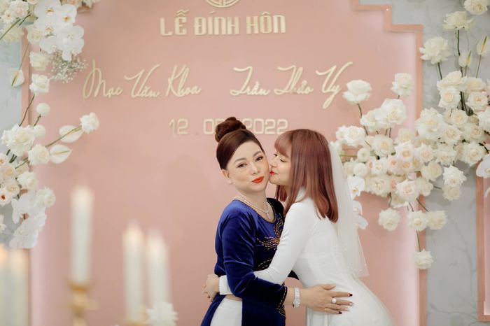 Nhan sắc của mẹ vợ sao Việt: Mẹ vợ Mạc Văn Khoa vừa trẻ lại sang
