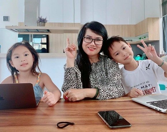Nhan sắc của mẹ vợ sao Việt: Mẹ vợ Mạc Văn Khoa vừa trẻ lại sang