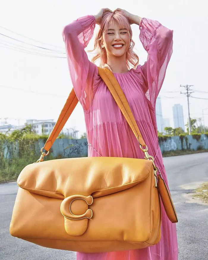 Những chiếc túi xách chỉ sao Việt mới có: Mr. Đàm tưởng xách tờ báo