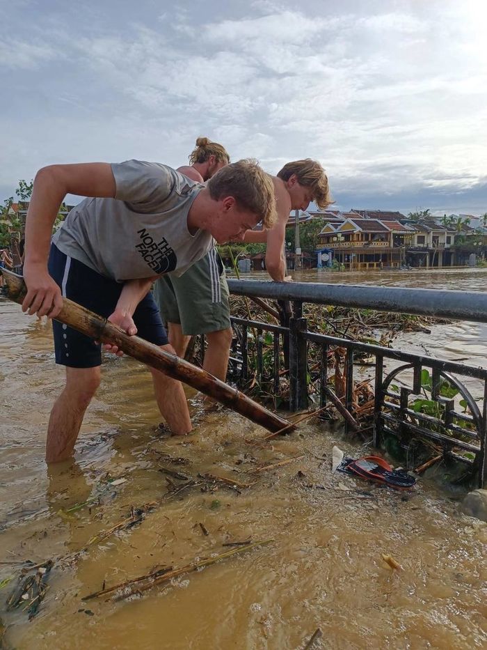 Du khách nước ngoài giúp đỡ bà con Hội An dọn dẹp sau bão